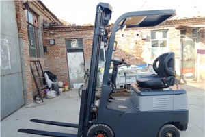 四輪叉車行人安全提示！