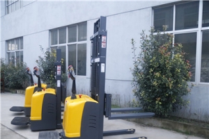 6大法則正確選購站架式電動(dòng)堆高車！