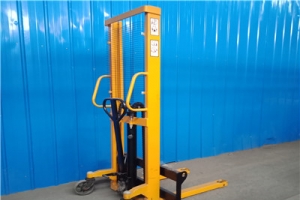 單門架手動(dòng)堆高車兩大相關(guān)問題！