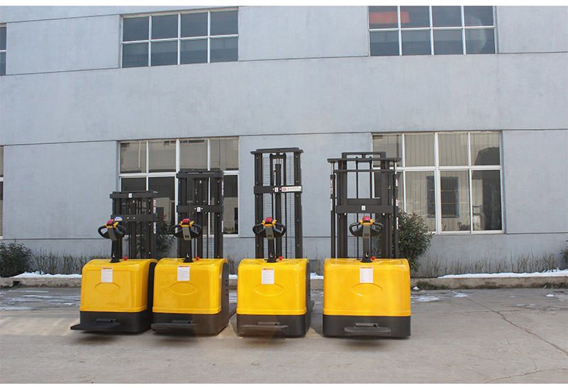 站架式電動(dòng)堆高車(chē)2