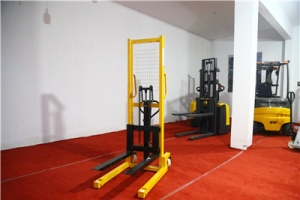 手動堆高車升高車操作培訓視頻！