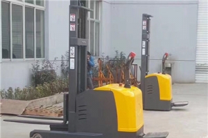 電動(dòng)堆高車叉車為什么會(huì)出現(xiàn)漏油現(xiàn)象？