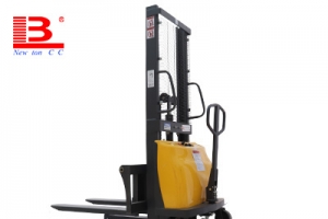 如何選購一臺優質的半電動電動堆高車？