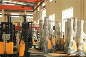 如何給輕型半電動堆高車蓄電池進行充電？應注意什么？