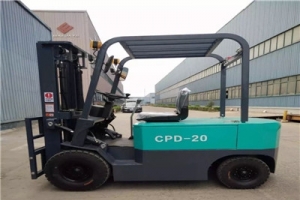 倉(cāng)儲(chǔ)電動(dòng)叉車(chē)廠家說(shuō)明使用電動(dòng)叉車(chē)的主要好處是什么?