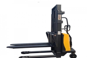 半電動(dòng)堆高車(chē)廠家淺析半電動(dòng)堆高車(chē)的操作流程