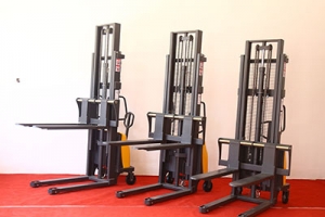 半電動堆高車的載重升高如何選擇？