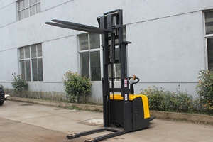 全電動(dòng)搬運(yùn)堆高車對工作人員有什么好處?