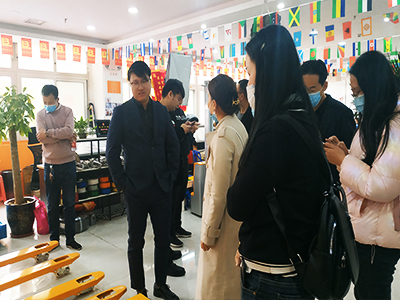 步行式全電動堆高車