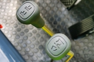 購買電動液壓叉車只看叉車報價嗎？