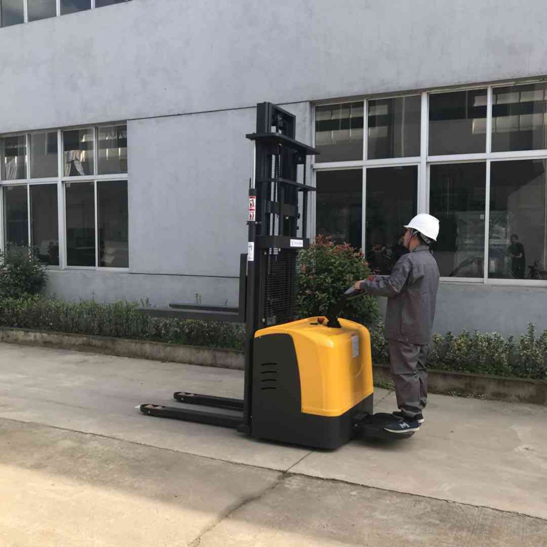 電動(dòng)堆高車