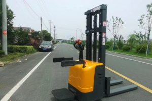 電動堆高車的蓄電池多久維護一次？