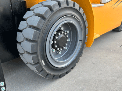 新牛盾四輪叉車