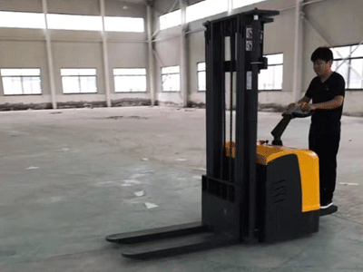 站駕式電動堆高車操作