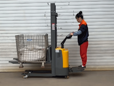 新牛盾站駕式電動雙托盤堆垛車比普通堆垛車更好！