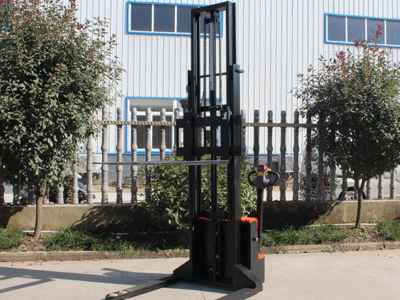 產(chǎn)品介紹：新牛頓跨腿式電動堆垛車