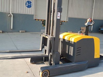 窄通道高效堆貨 怎么能少了站駕式前移堆高車？