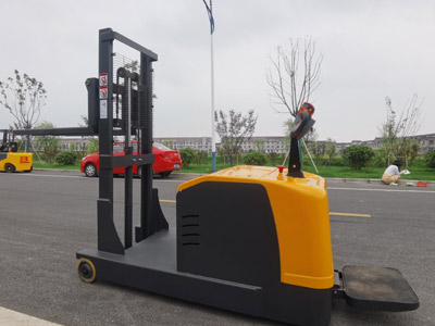 站駕式平衡重堆高車