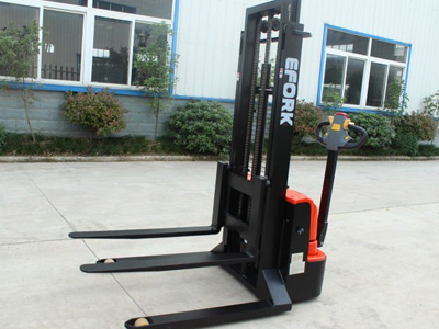 商超貨架步行跨腿電動堆高車優勢明顯!