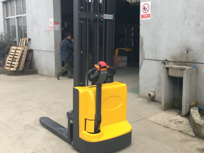 江蘇省新牛盾叉車:小倉庫全電動步行式堆高車源頭直供