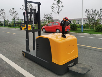 中小車間怎樣選擇站駕式平衡重堆高車？