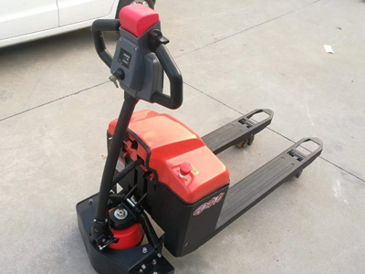 步行式全電動搬運車哪家好?新牛頓叉車閃亮登場