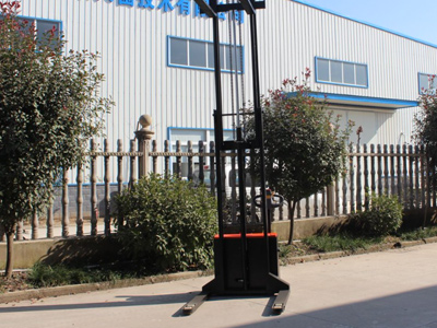 窄通道用什么堆高車合適？步行式跨腿堆高車就很不錯