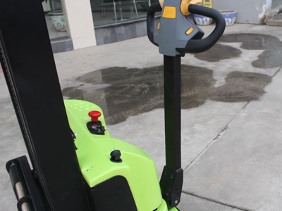 叉車生產制造廠家:江蘇省新牛盾叉車很給力