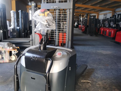 站駕式堆高車細(xì)節(jié)