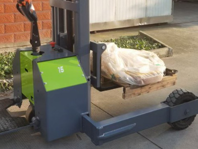 戶外作業(yè)電動堆高車怎么選？越野款舍它其誰