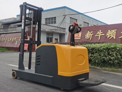 站駕式平衡重堆高車