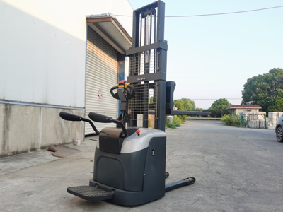 站駕式電動(dòng)堆高車