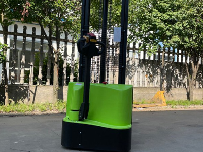 新牛盾電動(dòng)堆高車