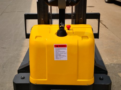 站駕電動(dòng)堆高車