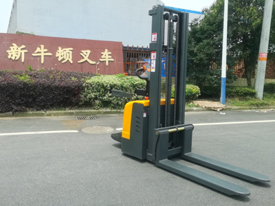 雙托盤堆垛機生產廠家支持定制嗎?新牛盾提供服務