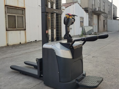 站駕式小型電動叉車 2噸堆高車使用技巧