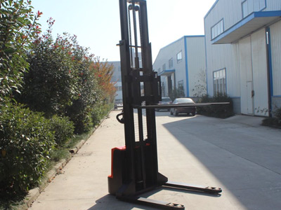 跨腿堆高車買1噸還是1.5噸？看完不選錯