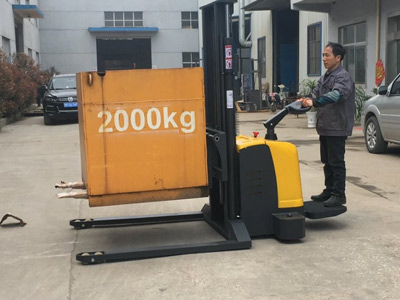 窄通道作業首選 新牛盾站駕電動堆高車