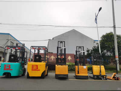 新牛盾小型電動(dòng)叉車亮相2026廣交會(huì)